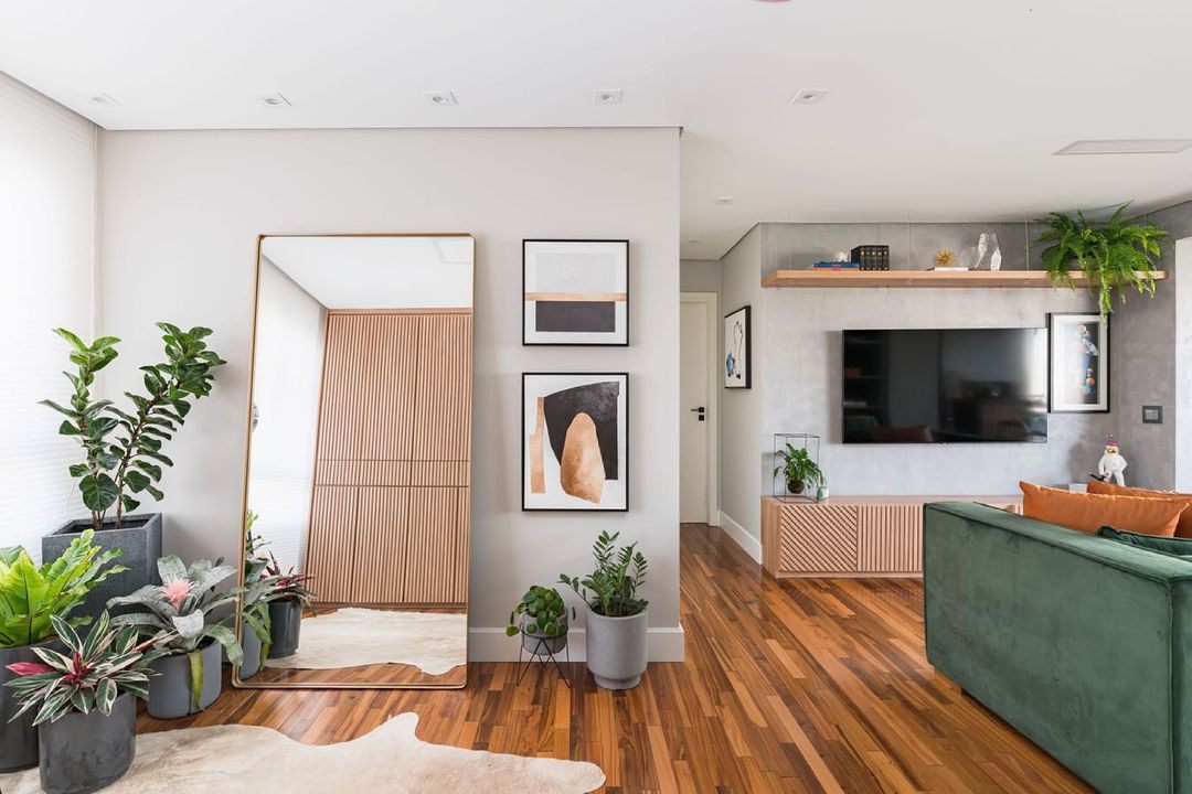 Piso de madeira maciça Akafloor em sala de estar