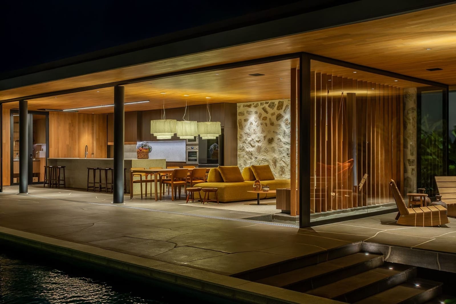 Residência de alto padrão com interiores em madeira maciça Akafloor ao entardecer